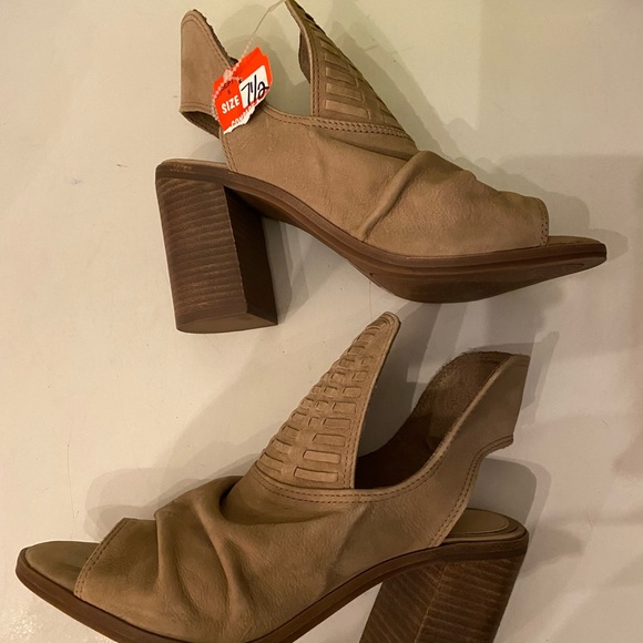 Gianni Bini tan suede ankle boots 7.5 & 10 - Picture 5 of 8